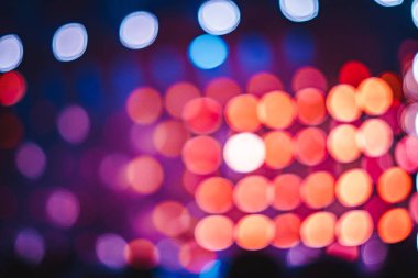 Projektörler bir konserde