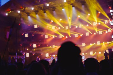 Projektörler bir konserde