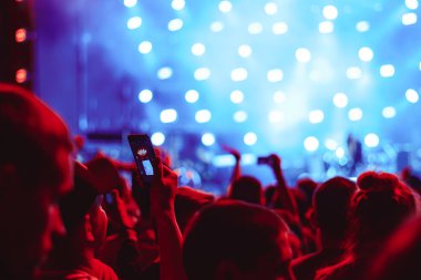 konserde telefonda kaldırıldı