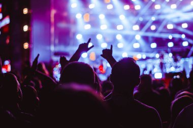 insanların konserinde eller