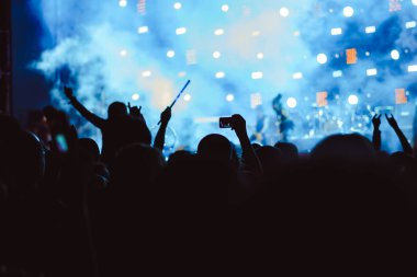 insanların konserinde eller