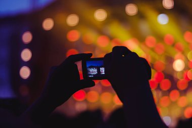 konserde telefonda kaldırıldı