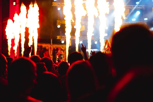 Mani di persone al concerto — Foto Stock