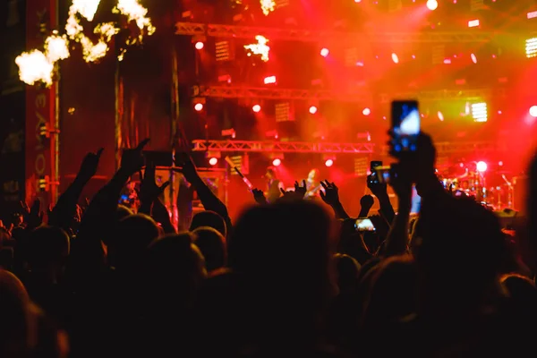 Mani di persone al concerto — Foto Stock