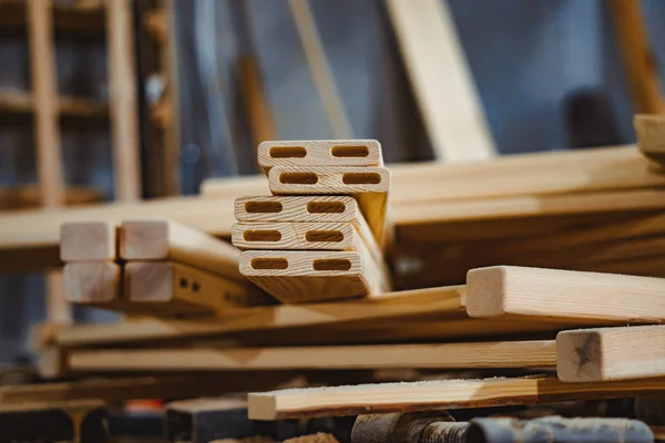 Planken in de winkel van timmerwerk — Stockfoto