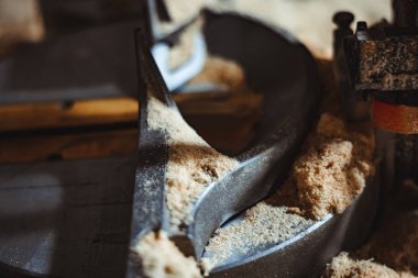 Atölyedeki eski makine