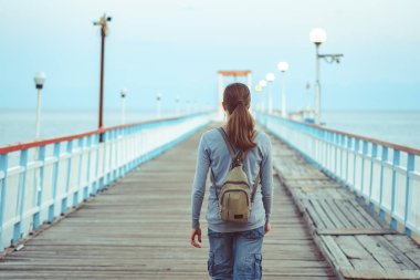 İskelede duran kız