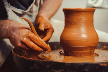 bir sürahi Potter yapar