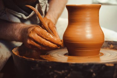 bir sürahi Potter yapar