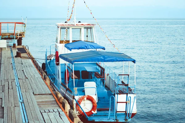 Altes Boot an der Seebrücke — Stockfoto