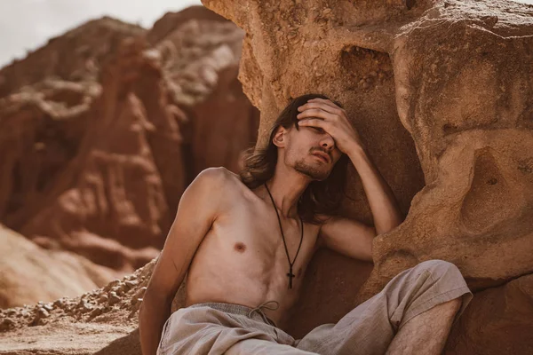 Een Man Uitgeput Van Hitte Woestijn — Stockfoto