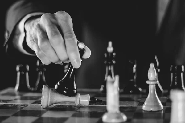 Mão segurando xadrez — Fotografia de Stock