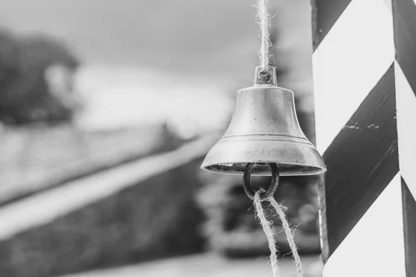 De Bel hangt aan een touw — Stockfoto