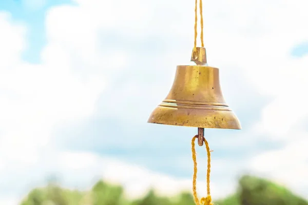 Dzwon wisi na sznurku — Zdjęcie stockowe