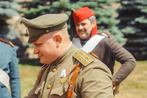 Novokuzneck, Rusko - 01.07.2018: lidé ve staré vojenské uniformě — Stock fotografie