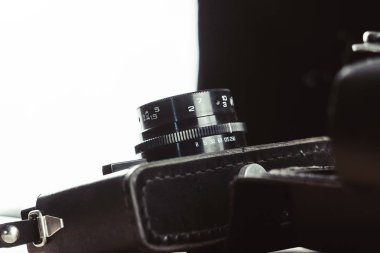 Eski film kamerası. Beyaz arka plan yakın çekim.