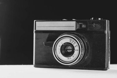 Eski film kamerası. Beyaz arka plan yakın çekim.