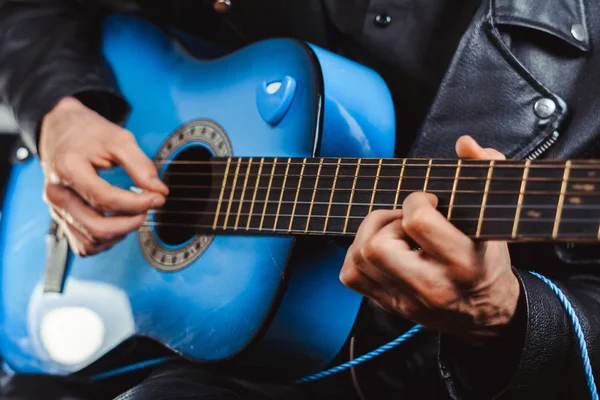 Facet gra na gitarze — Zdjęcie stockowe