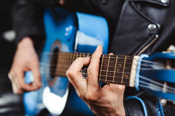 O cara toca guitarra — Fotografia de Stock