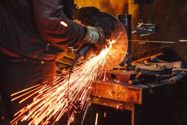 Testere demir çalışma kıvılcım