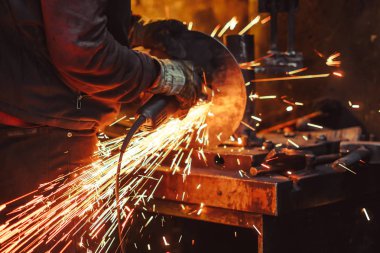 Testere demir çalışma kıvılcım