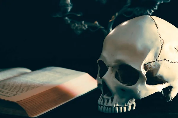 Skull and candles — Stock Photo, Image