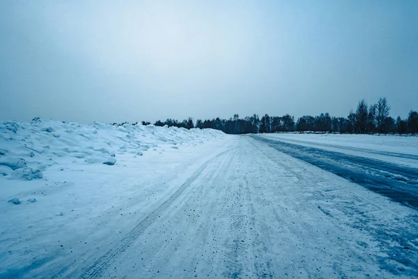 Leere Straße im Schnee — Stockfoto