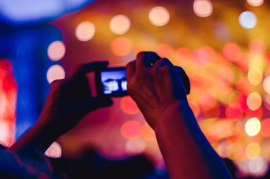 konserde telefonda kaldırıldı