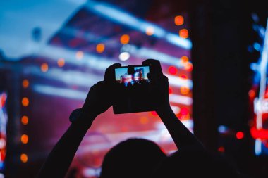 konserde telefonda kaldırıldı
