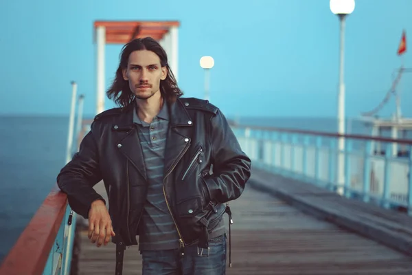 Guy permanent op de pier — Stockfoto