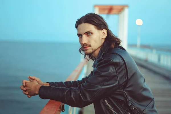 Guy permanent op de pier — Stockfoto