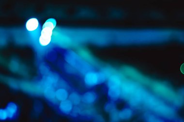 Projektörler bir konserde