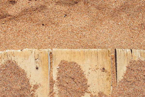 Пляжный песок под летним солнцем — стоковое фото