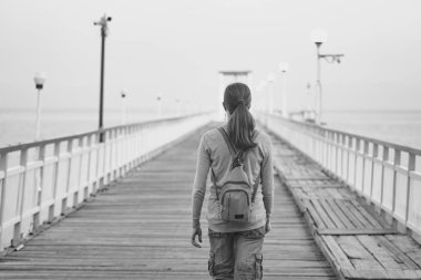 İskelede duran kız