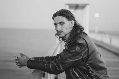 İskelede duran adam