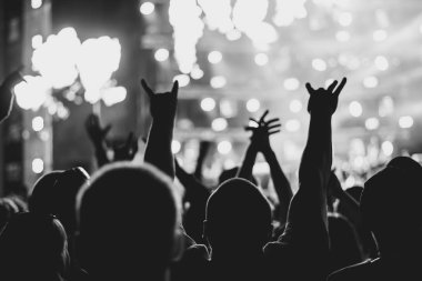 insanların konserinde eller