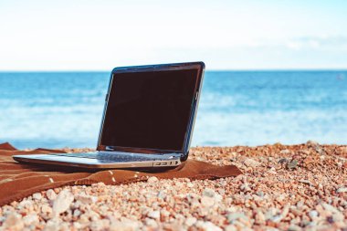 kum içinde belgili tanımlık laptop