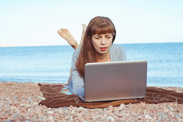 Menina com laptop na praia — Fotografia de Stock