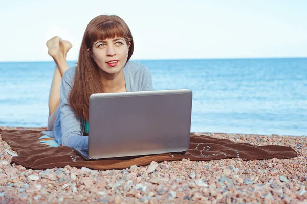 Girl with laptop on the beach — Stock Photo, Image