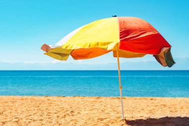 denizin kenarında şemsiye