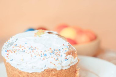 Masanın üzerinde Paskalya kek