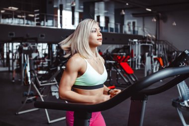 kadın koşu bandı üzerinde