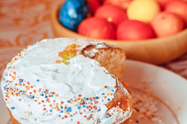 Masanın üzerinde Paskalya kek