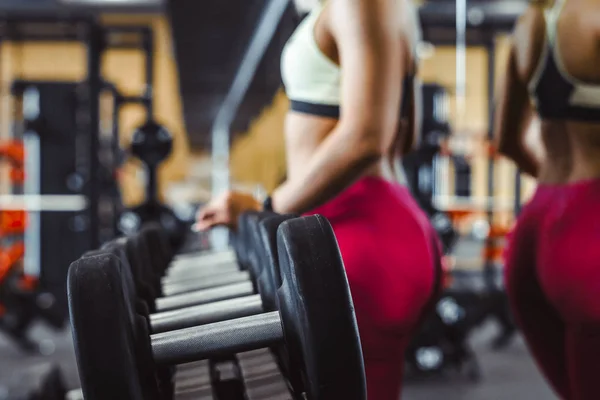 Chica en el gimnasio mancuernas — Foto de Stock