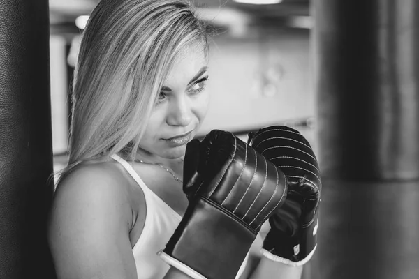 Boxer dívka stojící vedle hruška — Stock fotografie