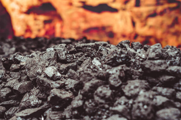 Куча угля. место, где уголь хранится для продажи
.