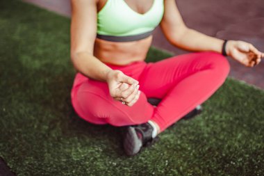 Kadın esneme hareketleri yapıyor.