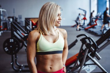 Spor salonunda spor kız