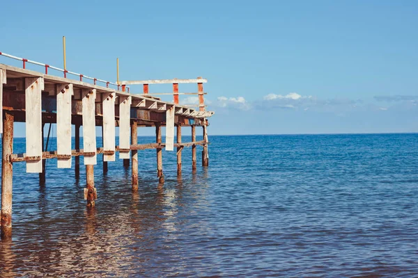 Antiguo muelle junto al mar — Foto de Stock