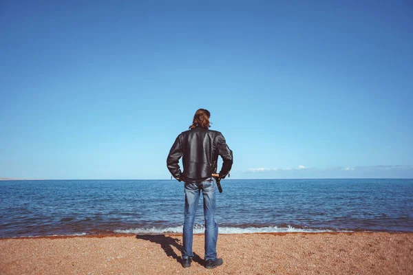 Le gars se tient sur la plage — Photo